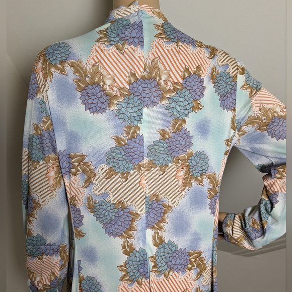 Flowing Vintage Gown with Unique Pattern - Picture 8 of 16